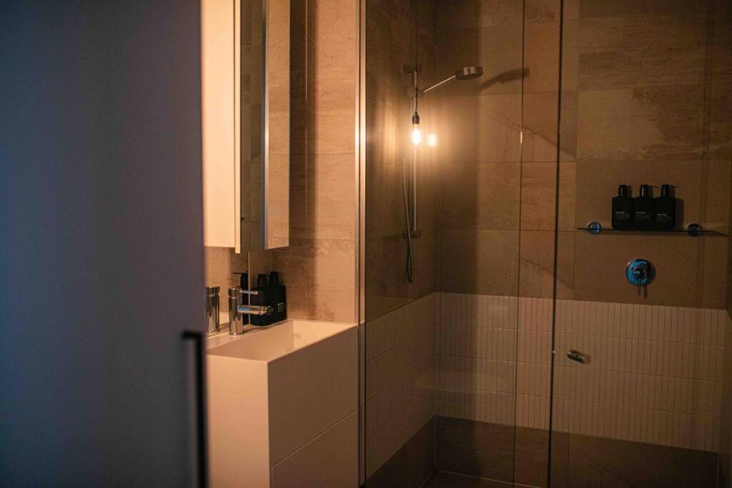 Apartment Luxury Sanctuary - Revel & Hide *