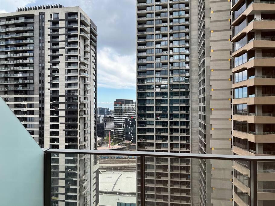 Apartment City-view High Rise 2br Apt W/pool, Sauna Gym, Library Near Southern Cross Station Cbd *