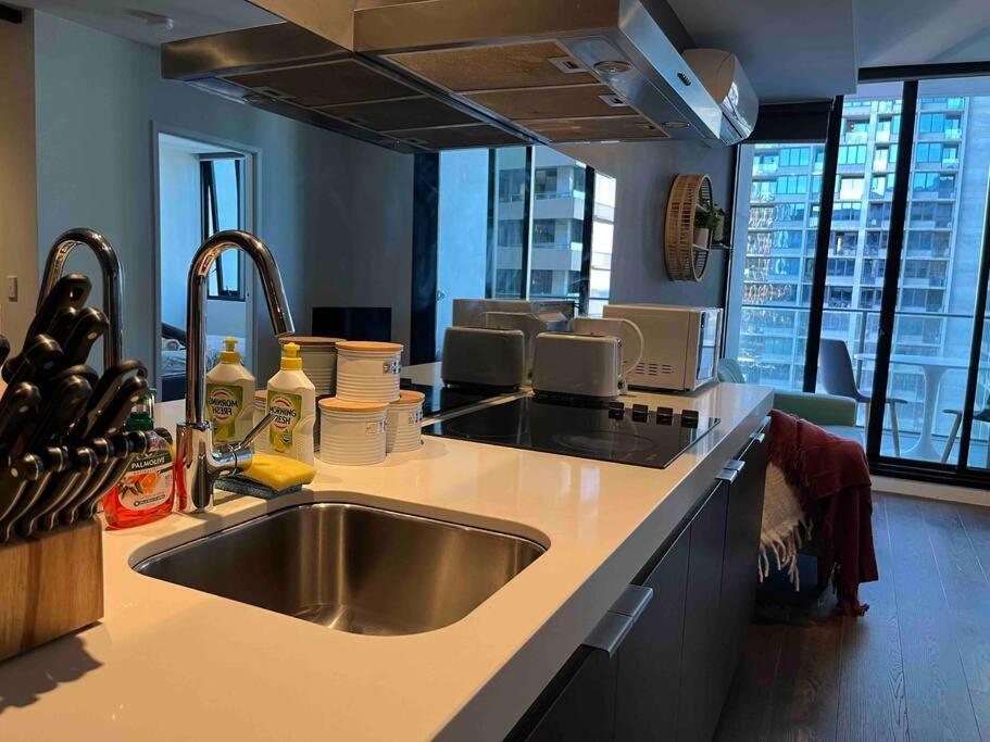City-view High Rise 2br Apt W/pool, Sauna Gym, Library Near Southern Cross Station Cbd