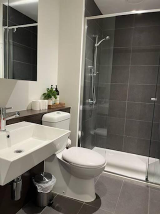 City-view High Rise 2br Apt W/pool, Sauna Gym, Library Near Southern Cross Station Cbd Apartment Melbourne