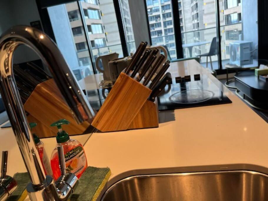 City-view High Rise 2br Apt W/pool, Sauna Gym, Library Near Southern Cross Station Cbd Apartment
