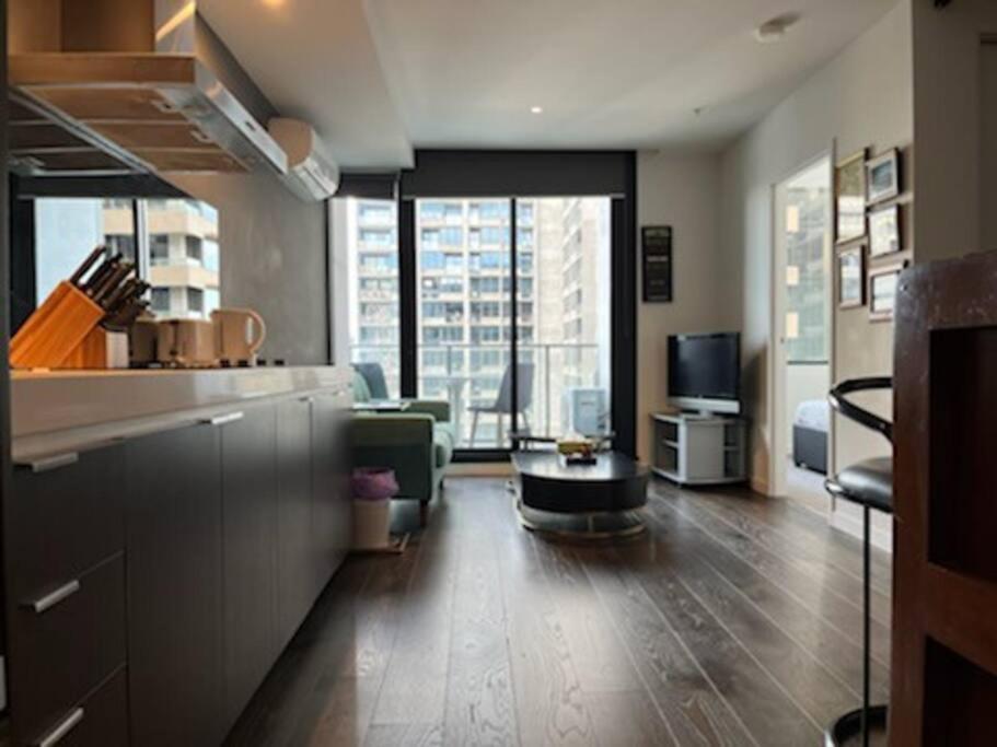 City-view High Rise 2br Apt W/pool, Sauna Gym, Library Near Southern Cross Station Cbd Apartment