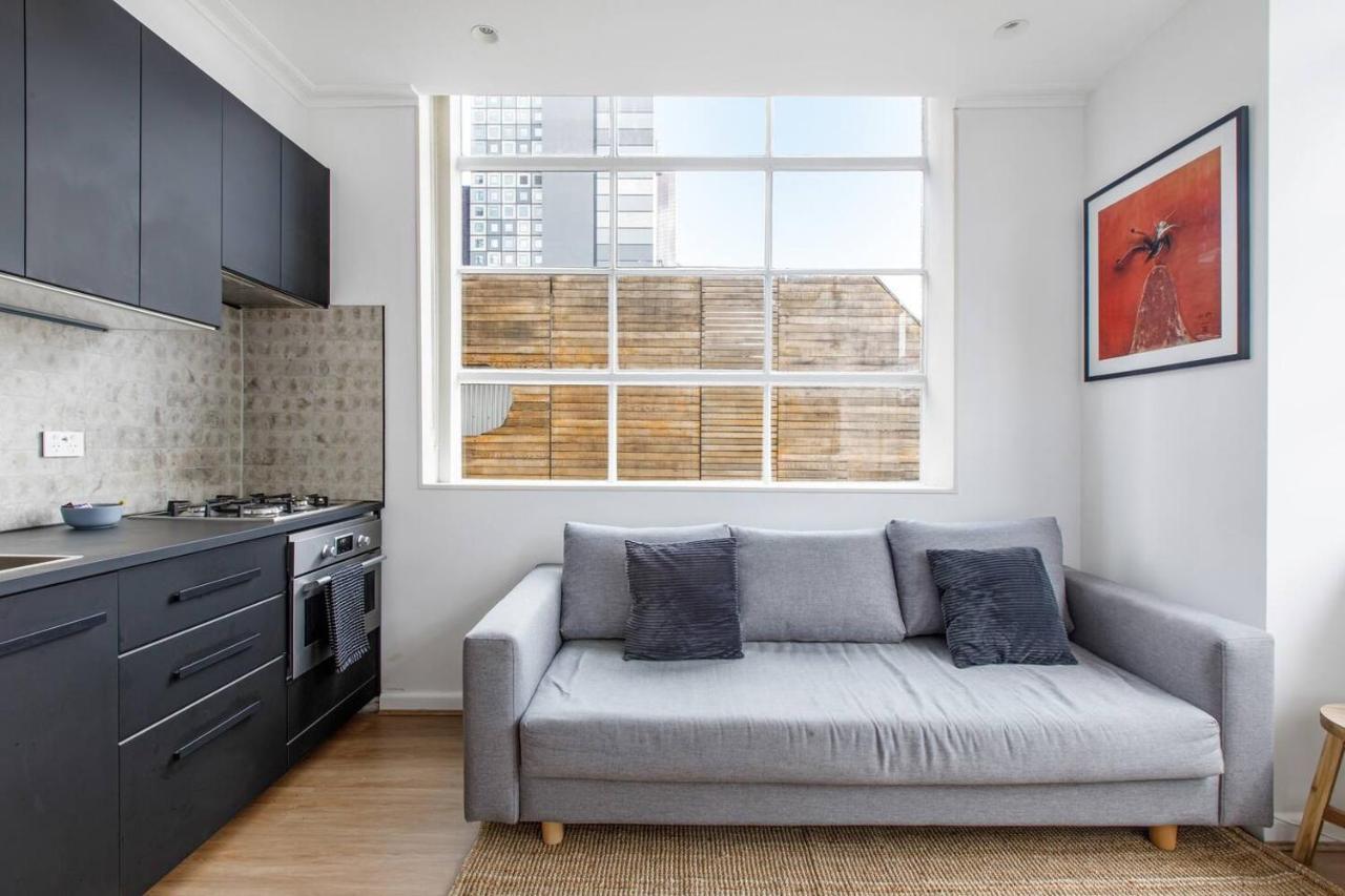 Cool Overlooking State Library Apartment *