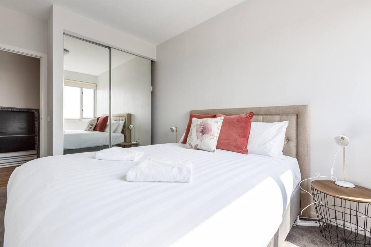 Bright, Open Plan-living With Stunning Views Apartment *