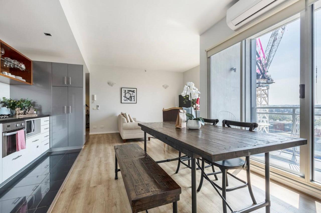Bright, Open Plan-living With Stunning Views Apartment