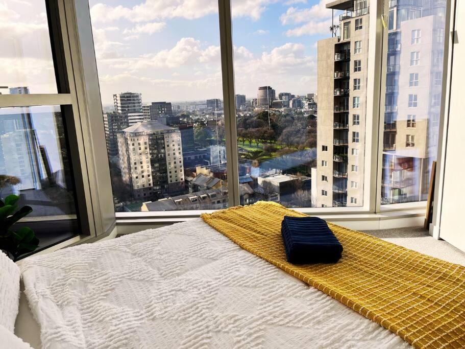 West Side Place Cbd W/balcony, City Views + Pool, Sauna & Gym Melbourne
