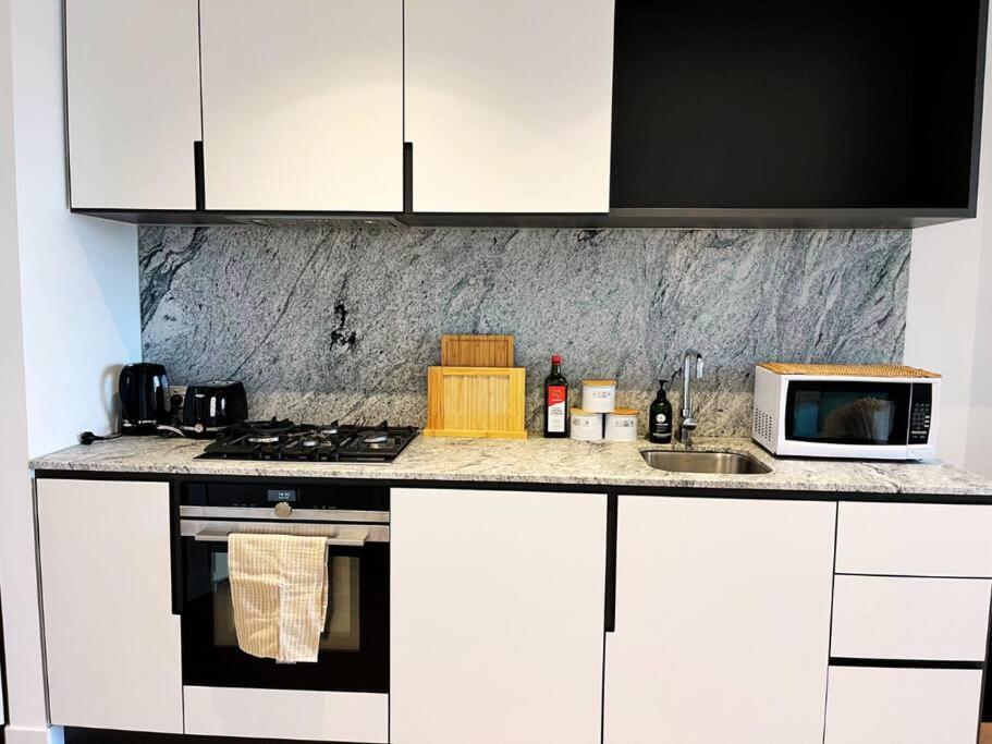 West Side Place Cbd W/balcony, City Views + Pool, Sauna & Gym