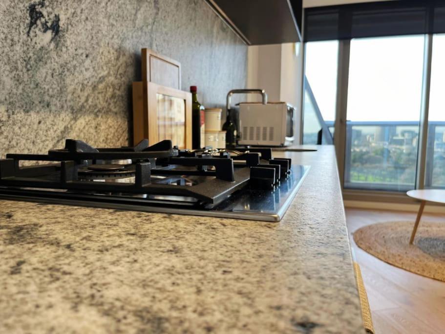 West Side Place Cbd W/balcony, City Views + Pool, Sauna & Gym