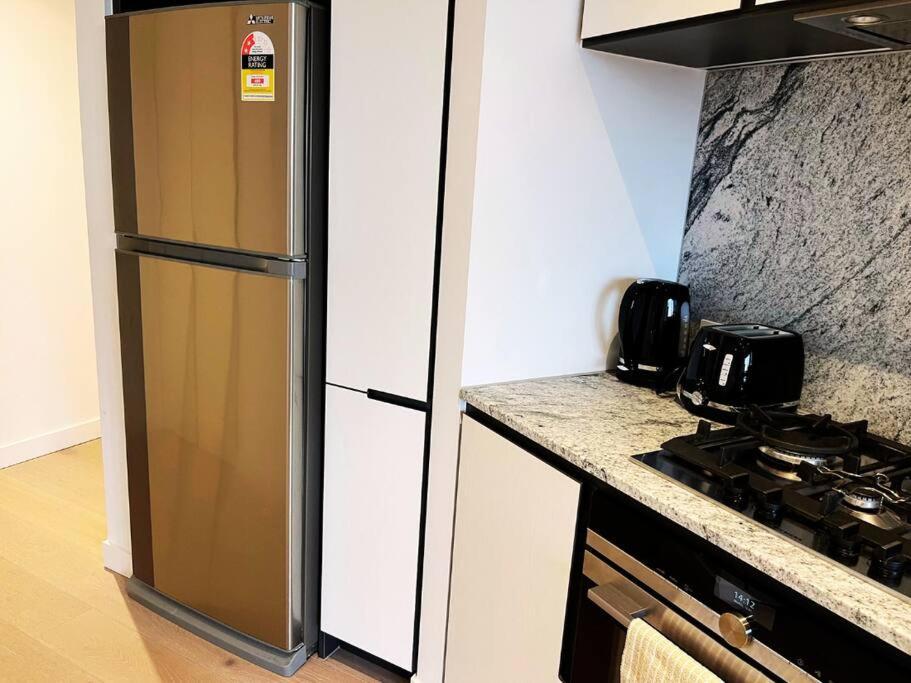 West Side Place Cbd W/balcony, City Views + Pool, Sauna & Gym *
