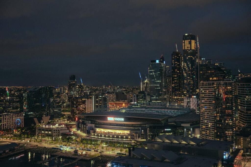 West Side Place Cbd W/balcony, City Views + Pool, Sauna & Gym Apartment *