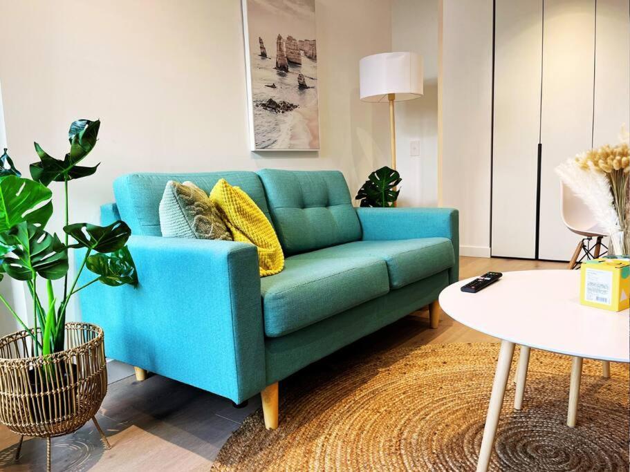 West Side Place Cbd W/balcony, City Views + Pool, Sauna & Gym