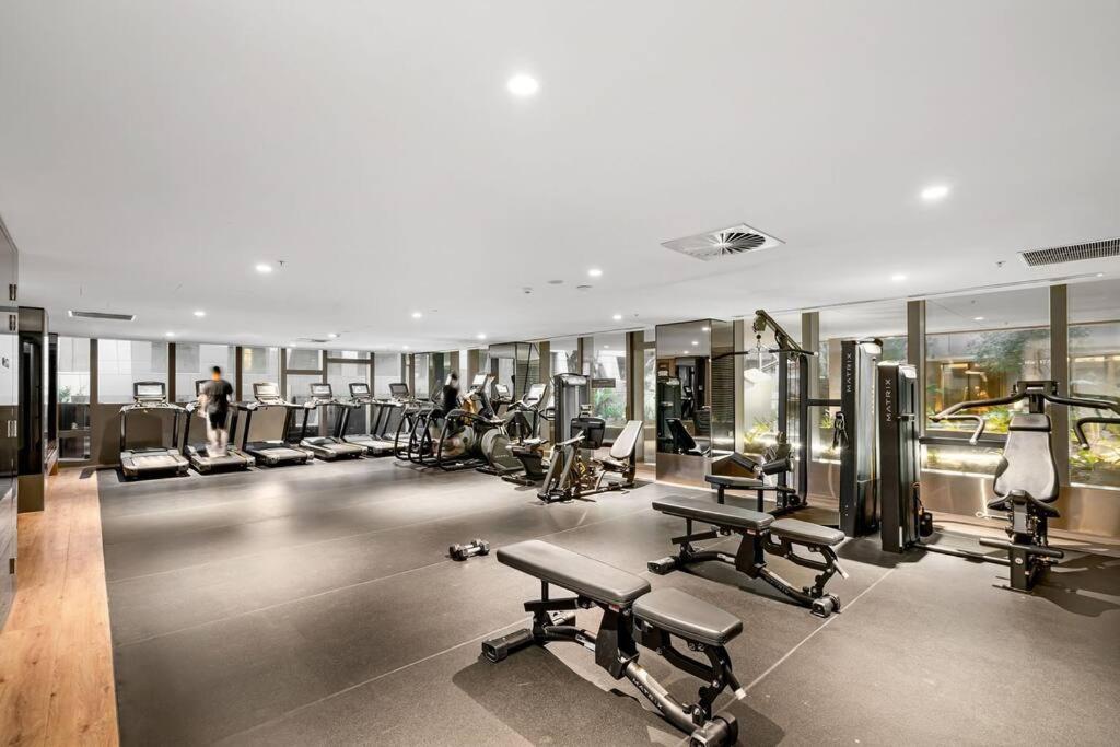 West Side Place Cbd W/balcony, City Views + Pool, Sauna & Gym Apartment