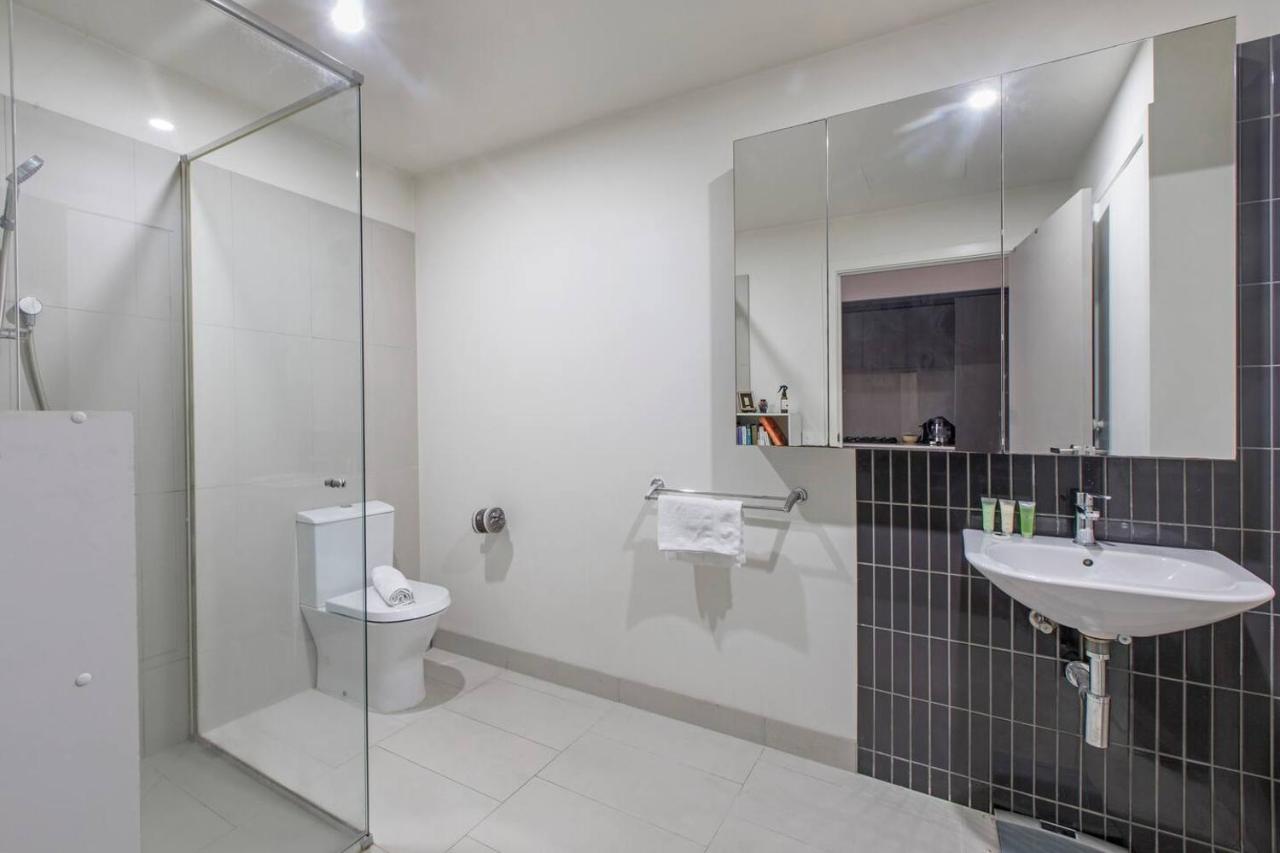 Contemporary Comfort Between Fitzroy And Carlton Apartment *
