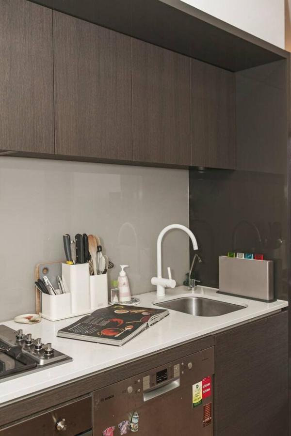 Contemporary Comfort Between Fitzroy And Carlton Apartment