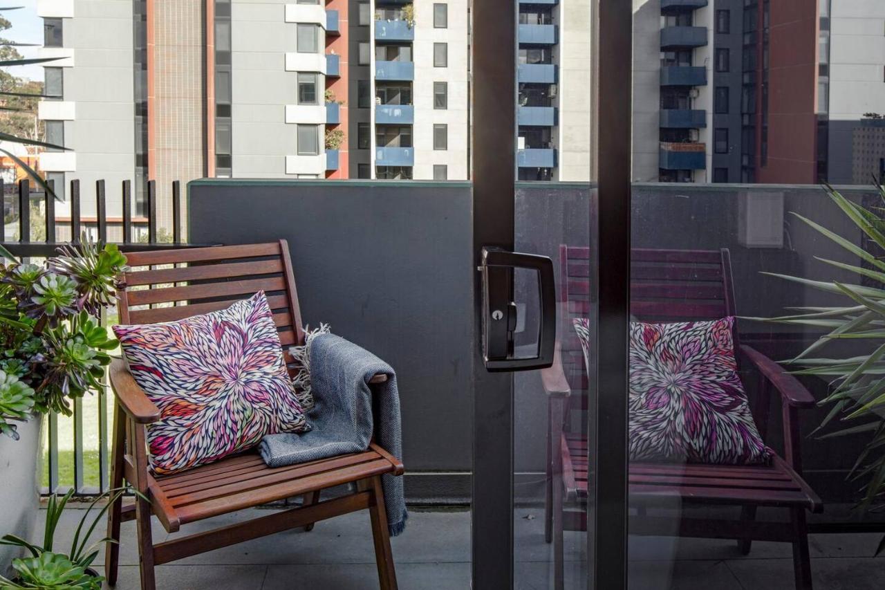 Contemporary Comfort Between Fitzroy And Carlton Apartment *