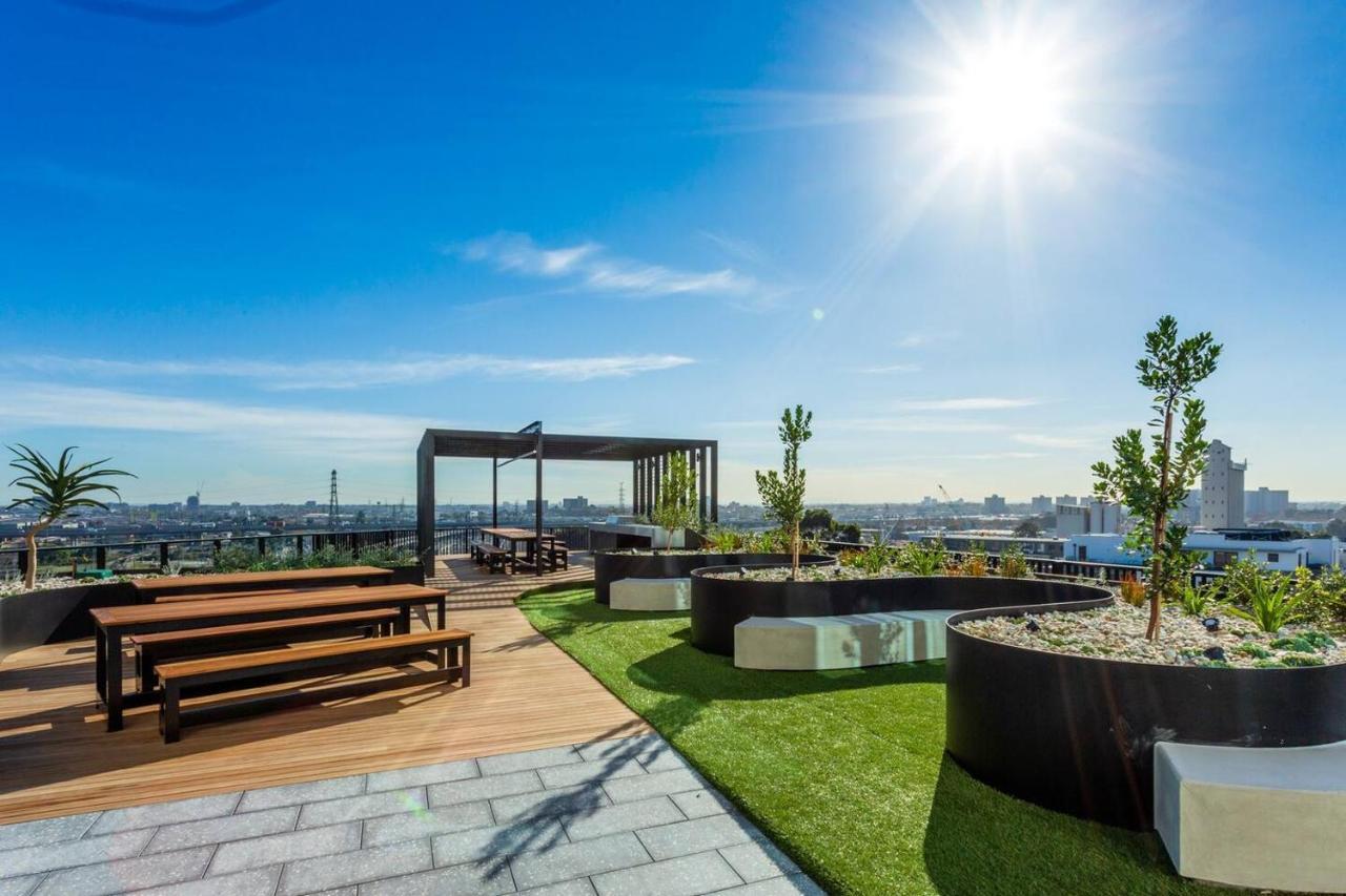 Well-connected North Escape With Balcony