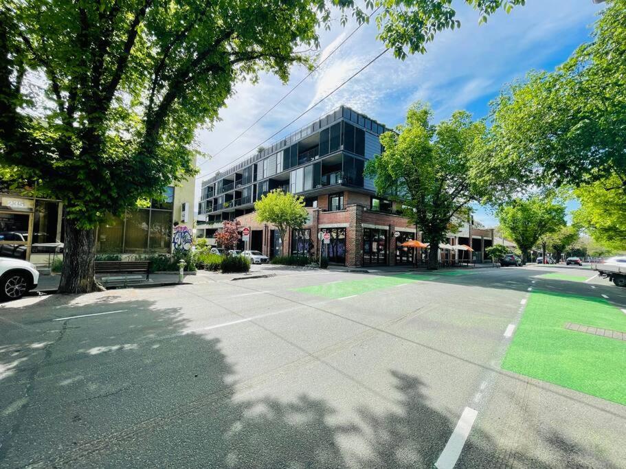 Modern In Flawless Fitzroy+carpark Apartment *