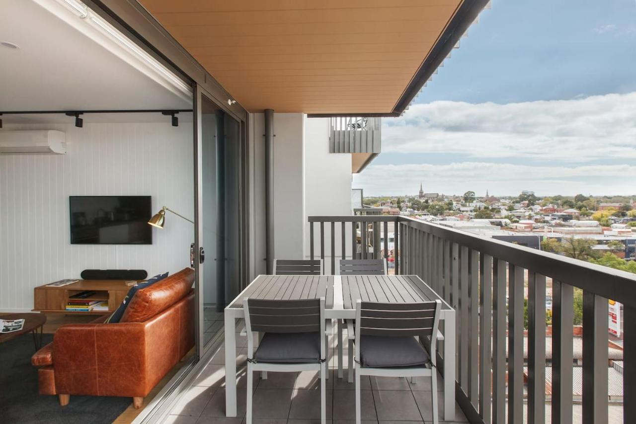 Smith Street Crossing - City-view Serenity Apartment