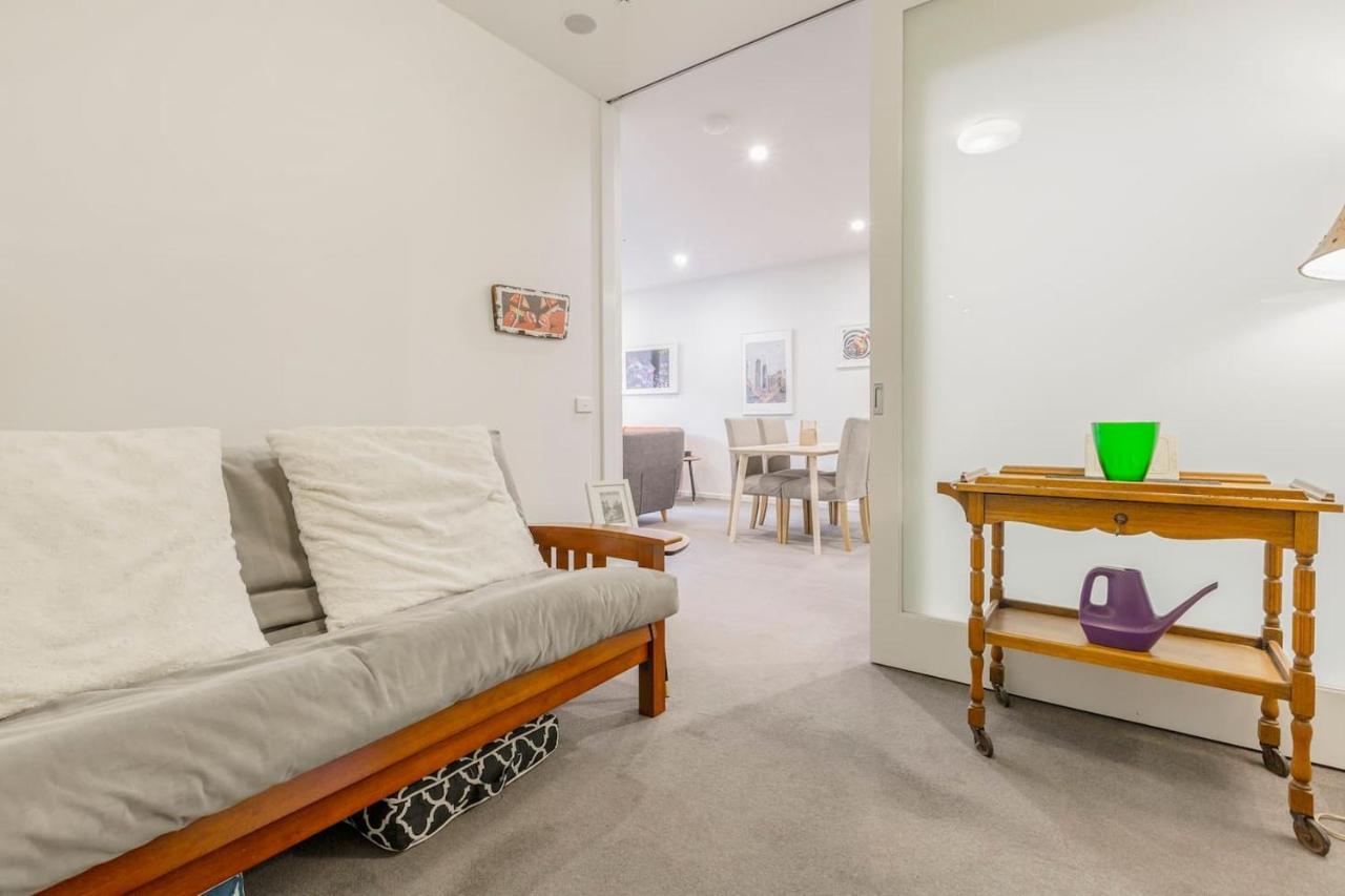 City-edge Living In Trendy North Apartment *