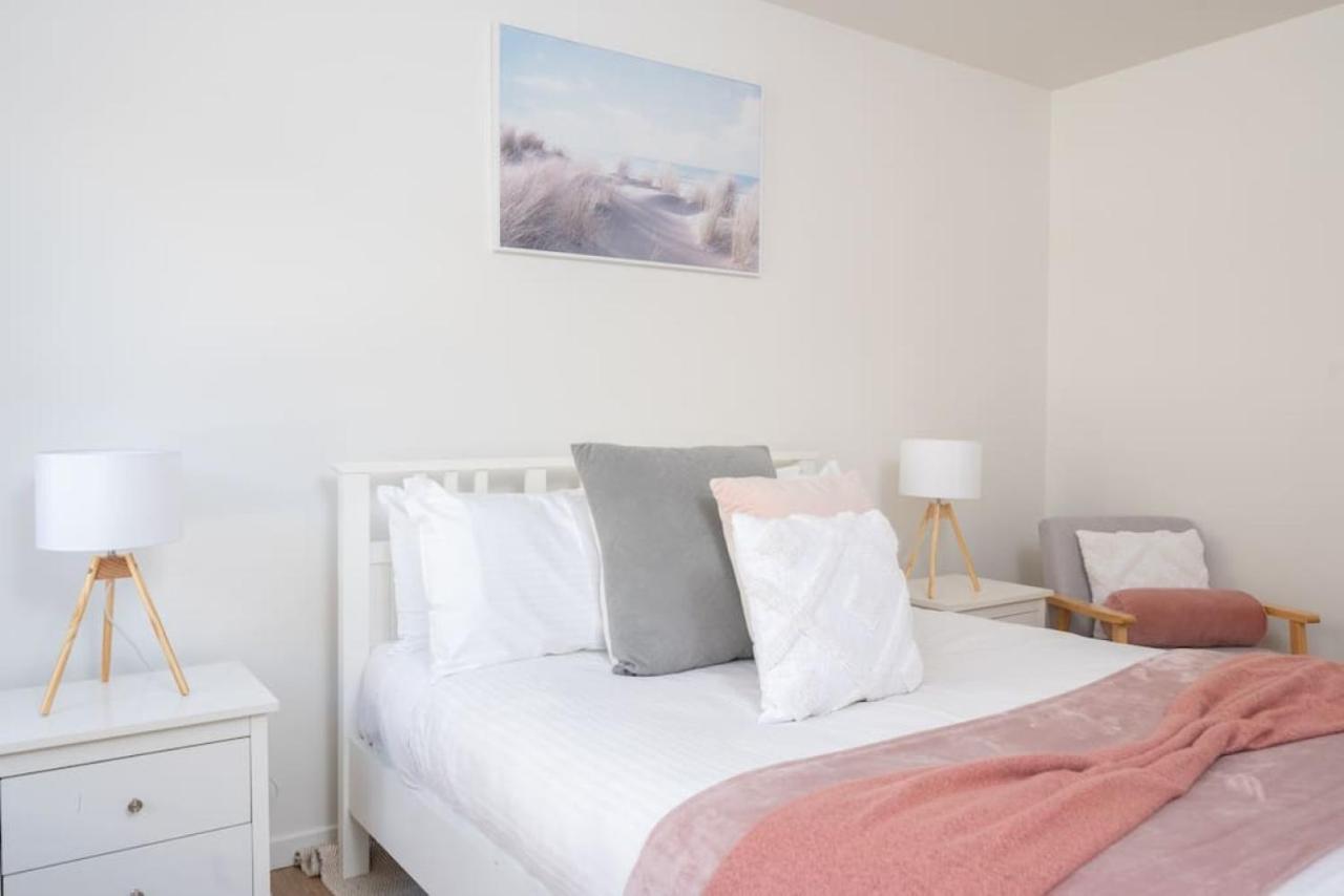Botanica - Beautiful Fringe Base Apartment *