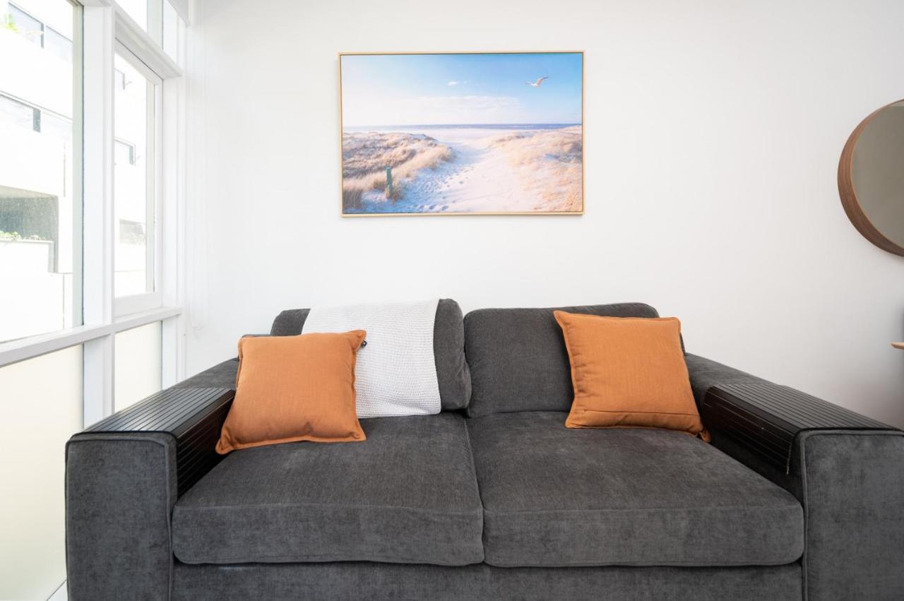 West St Kilda, Acland St, Luna Pk Car Apartment