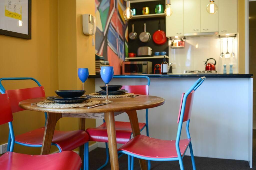 Amazing Colourful Pad With Style Facilities Apartment Melbourne