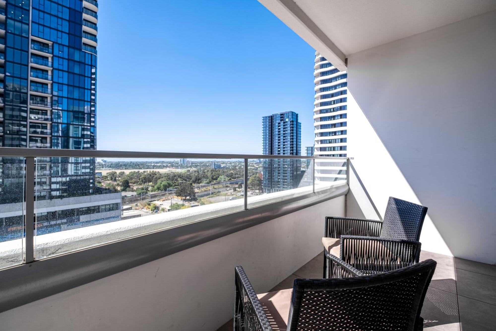Panoramic Views 2br With Pool And Free Carpark Apartment *