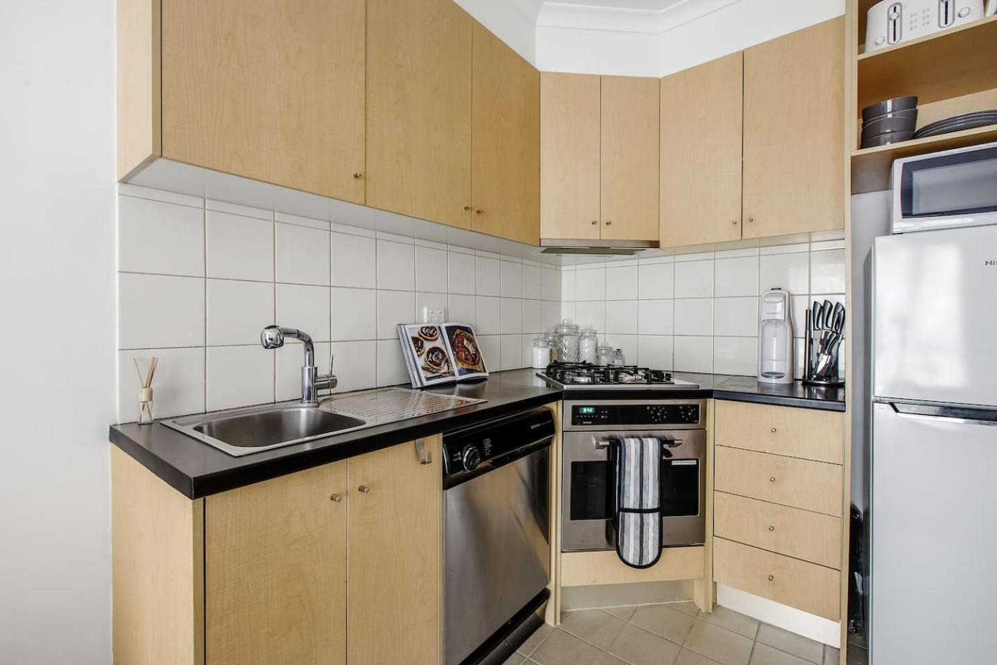 Apartment 'flinders Lane Flair' Compact City-centre Comforts *