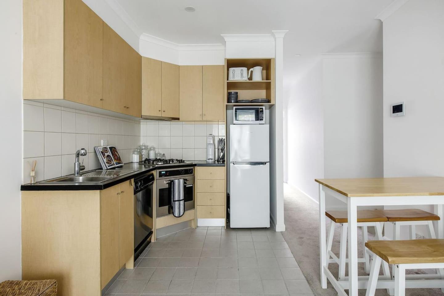 'flinders Lane Flair' Compact City-centre Comforts Apartment