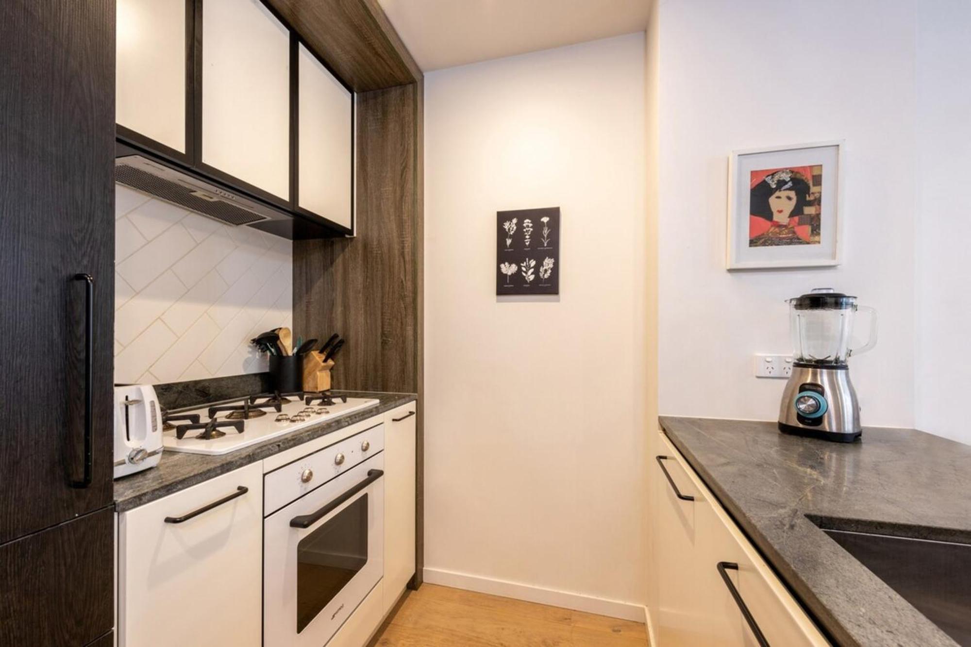 Apartment Charming 1-br Wpool & Gym -15 Mins From City! *