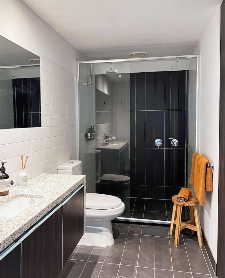 Cityscape Trendsetter - Contemporary Chic With Pool *