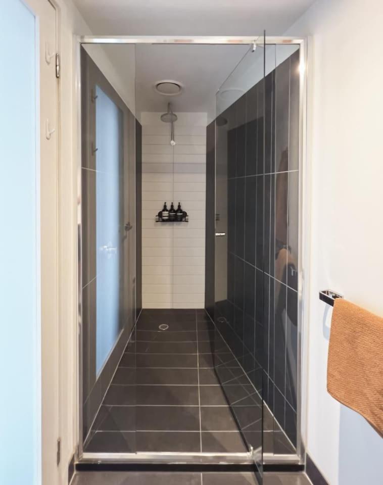 Cityscape Trendsetter - Contemporary Chic With Pool Melbourne