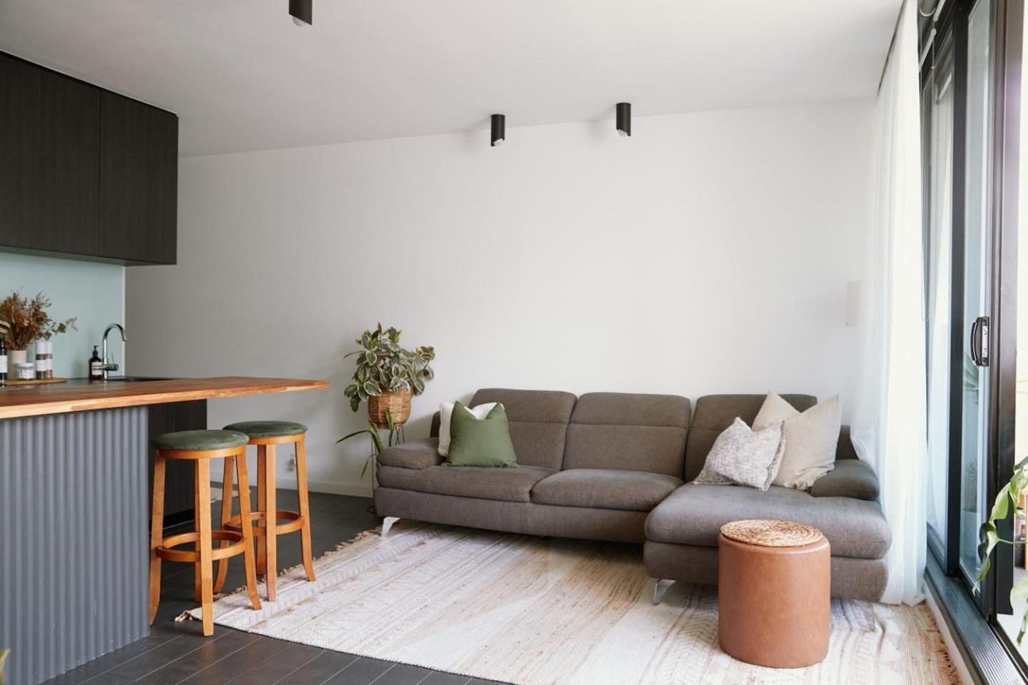 Apartment Cityscape Trendsetter - Contemporary Chic With Pool *