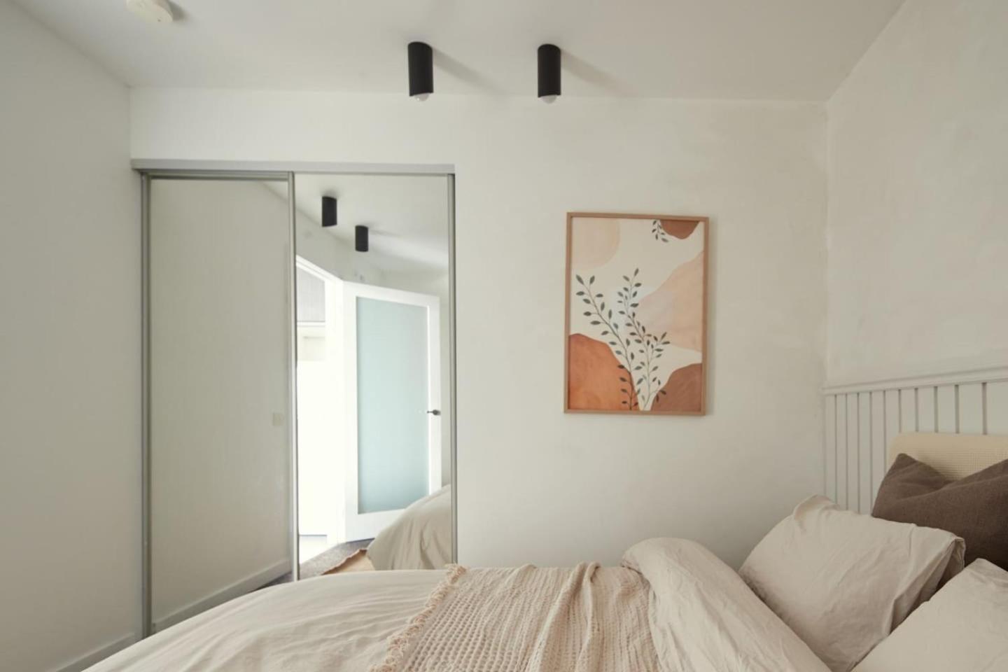 Apartment Cityscape Trendsetter - Contemporary Chic With Pool Melbourne