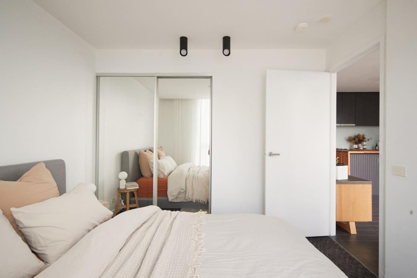 Cityscape Trendsetter - Contemporary Chic With Pool Melbourne