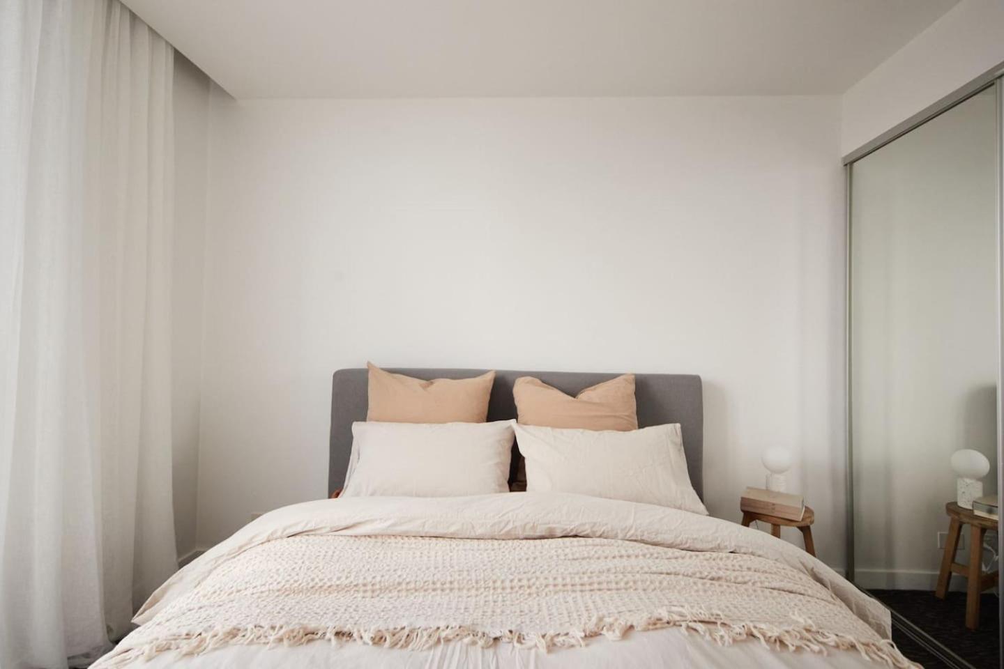 Apartment Cityscape Trendsetter - Contemporary Chic With Pool