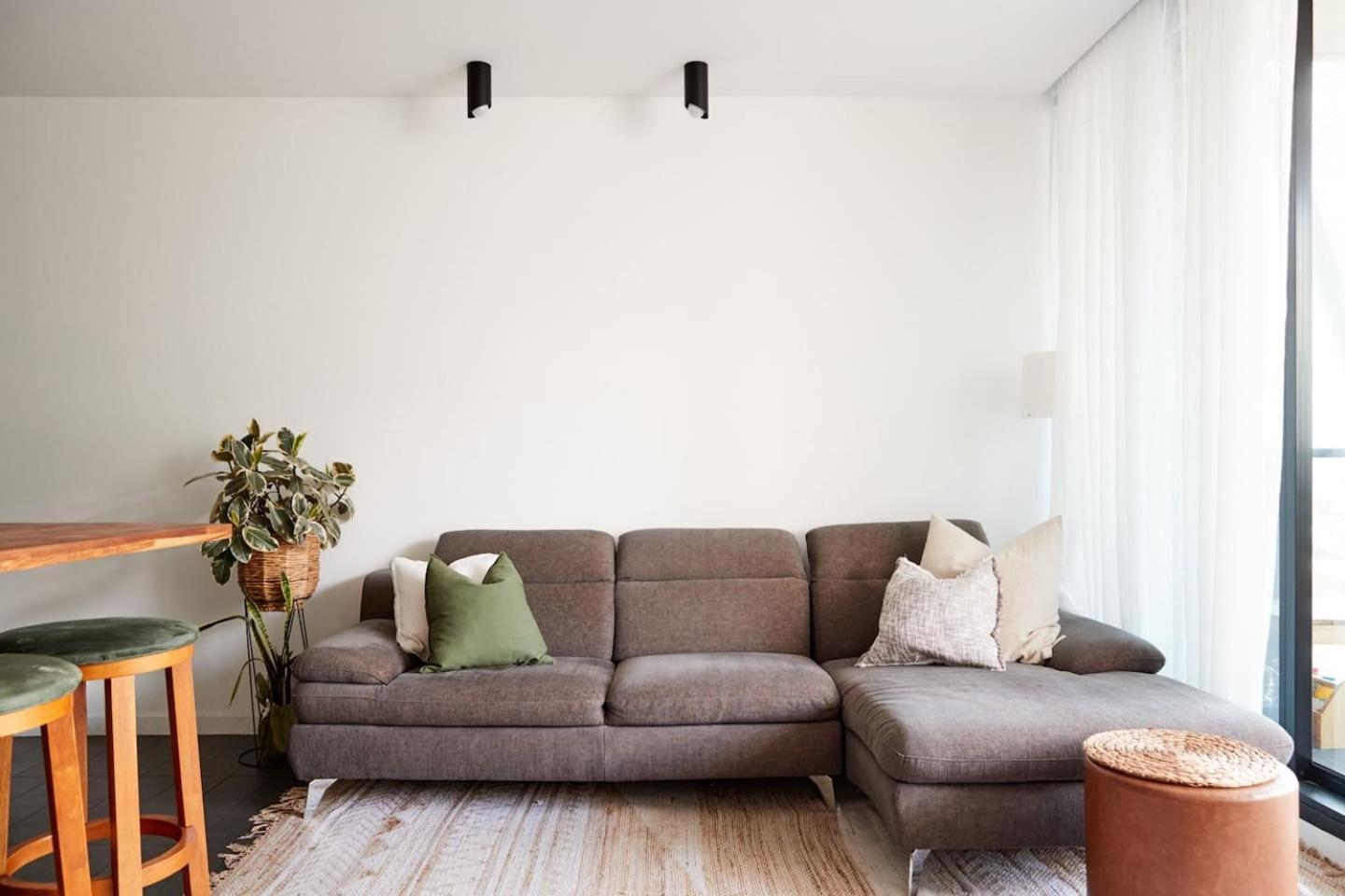 Apartment Cityscape Trendsetter - Contemporary Chic With Pool