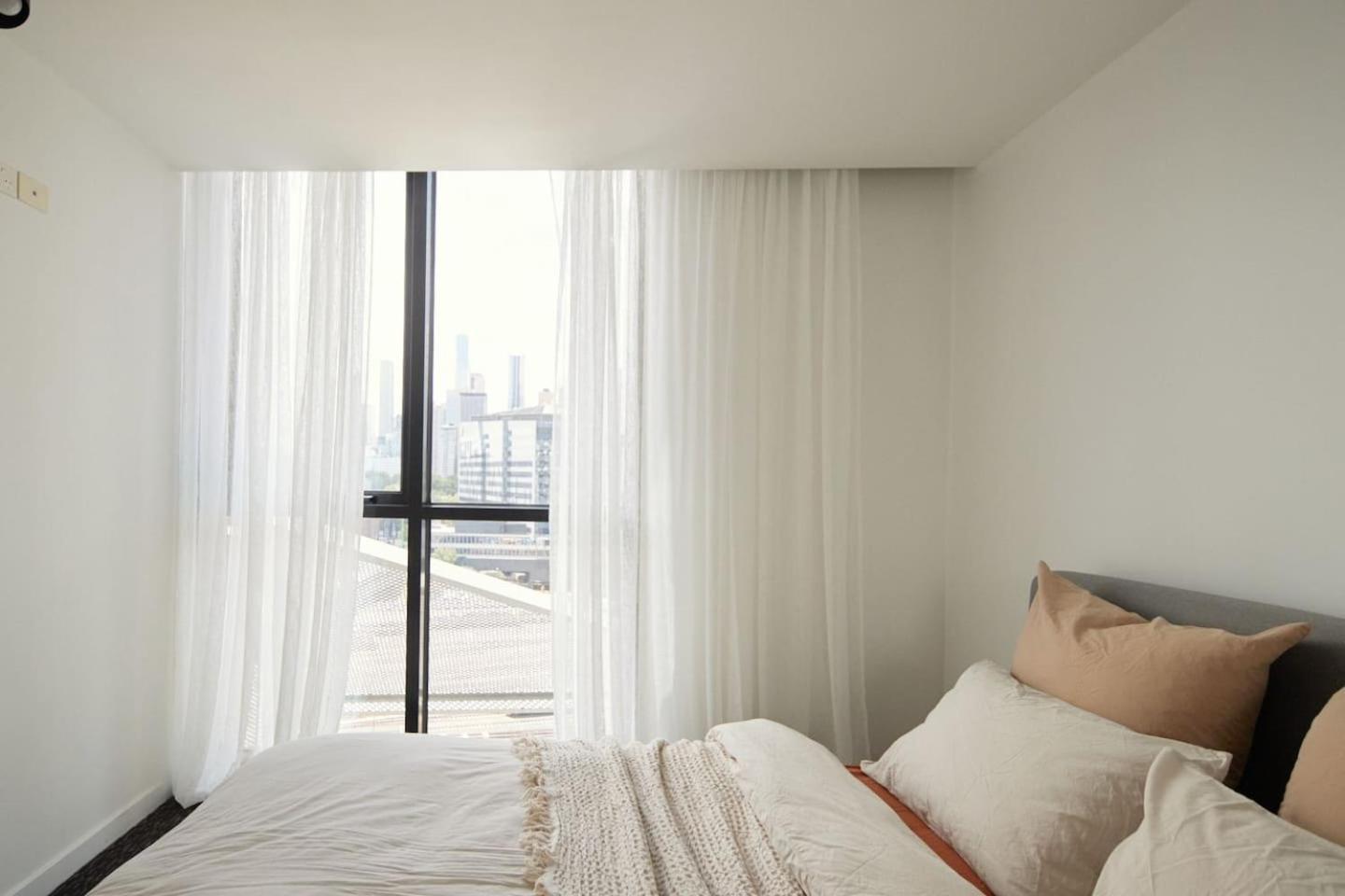 Cityscape Trendsetter - Contemporary Chic With Pool Melbourne