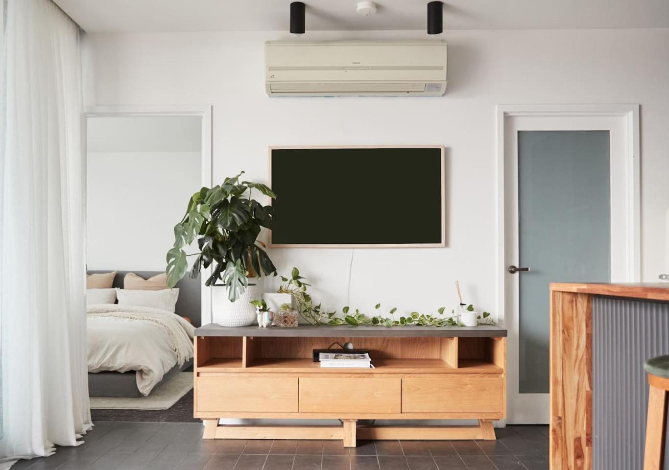 Cityscape Trendsetter - Contemporary Chic With Pool Apartment