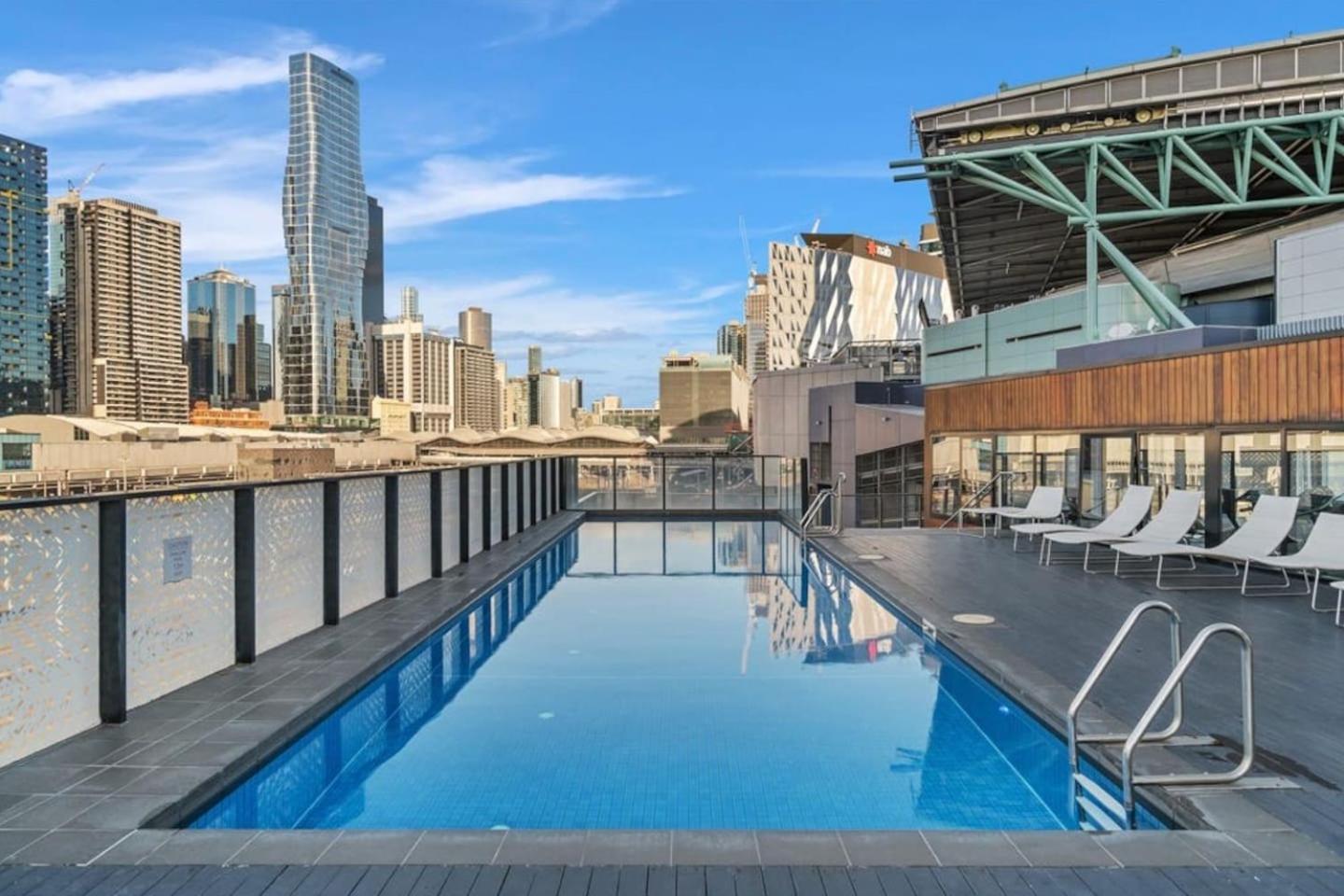 Apartment Cityscape Trendsetter - Contemporary Chic With Pool *