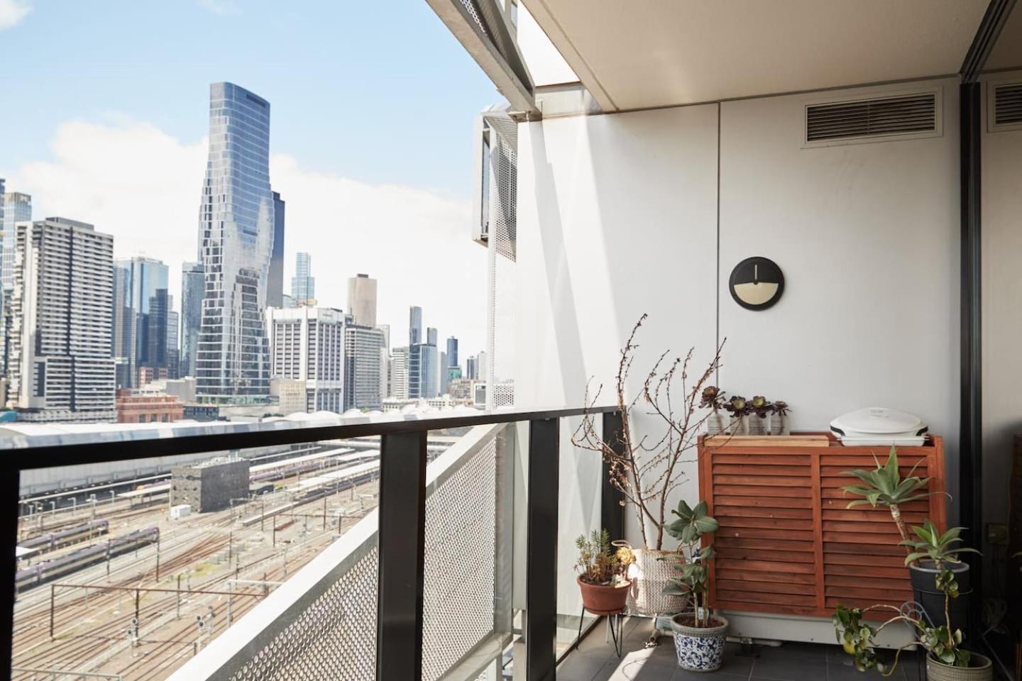Cityscape Trendsetter - Contemporary Chic With Pool