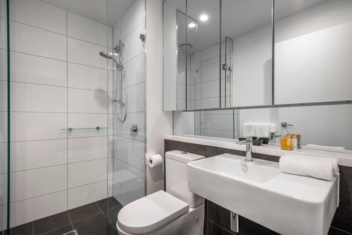 Retro Modern With Pool Near Westfield Apartment