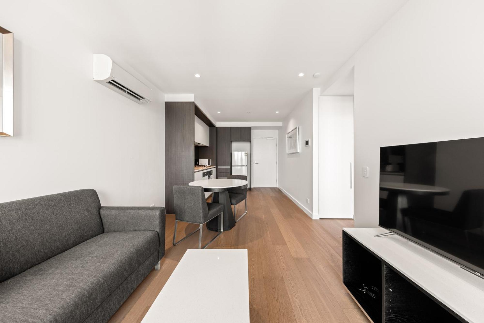 Convenient One Bedroom In Docklands Apartment *