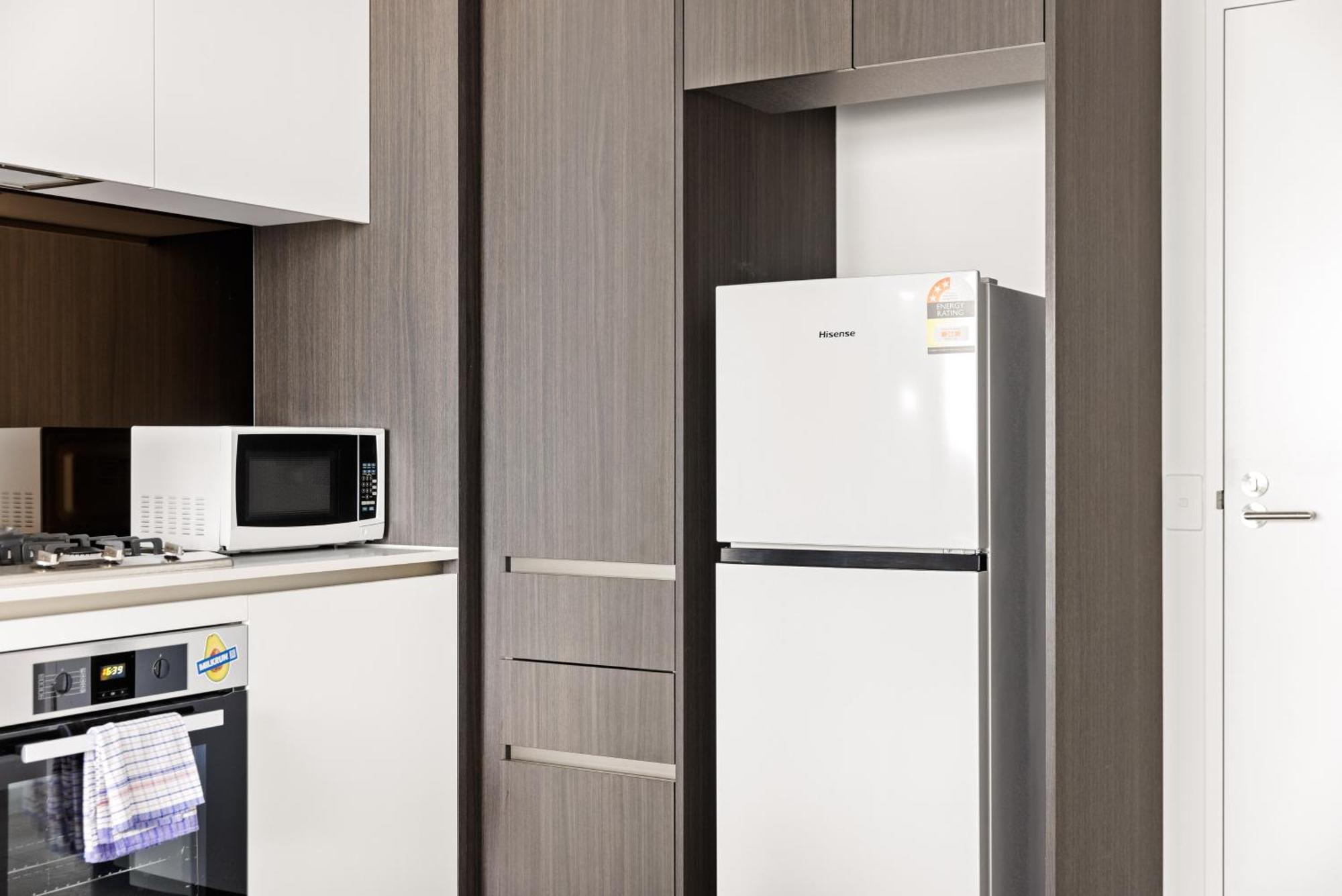 Convenient One Bedroom In Docklands Apartment *