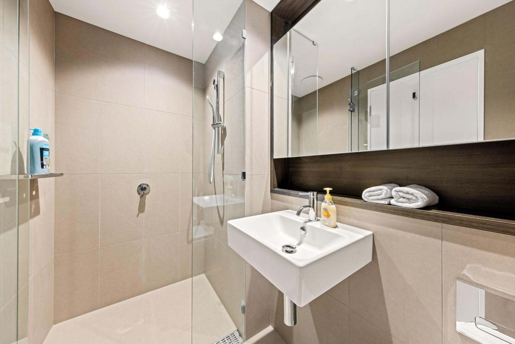 Convenient One Bedroom In Docklands Apartment Melbourne