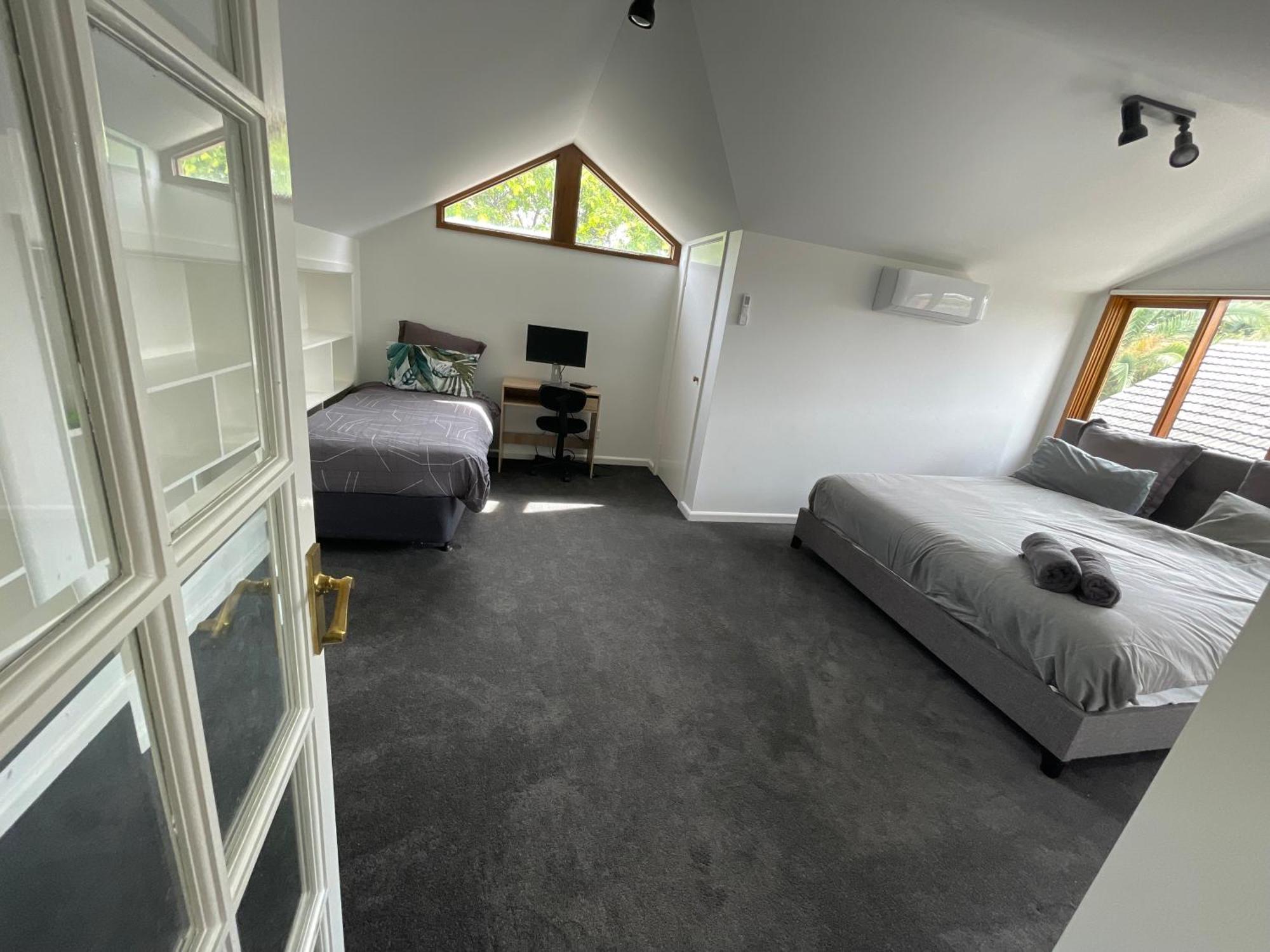 Luxury 5 Bedrooms, Pool, Quiet Melbourne
