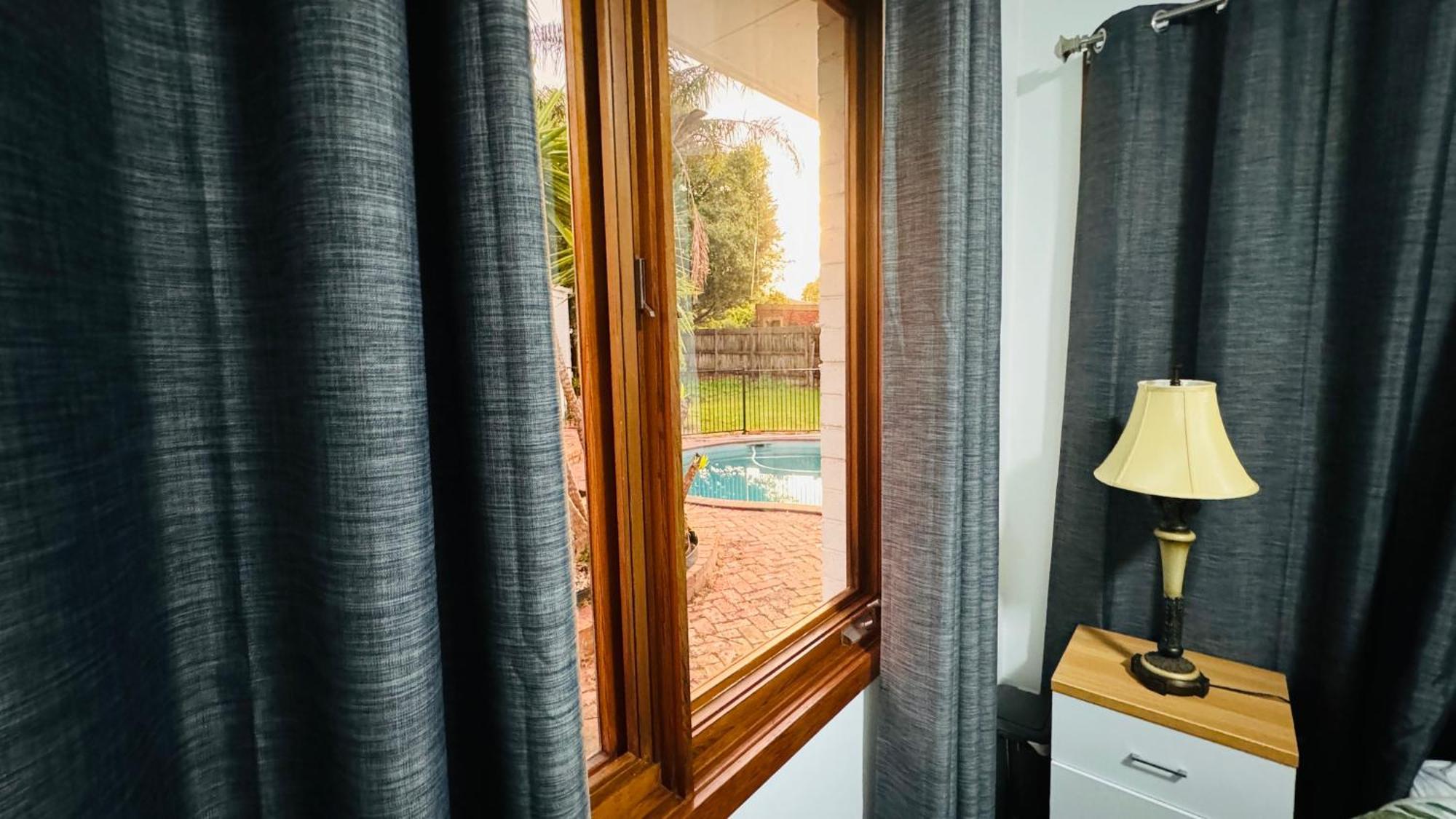 Luxury 5 Bedrooms, Pool, Quiet Melbourne