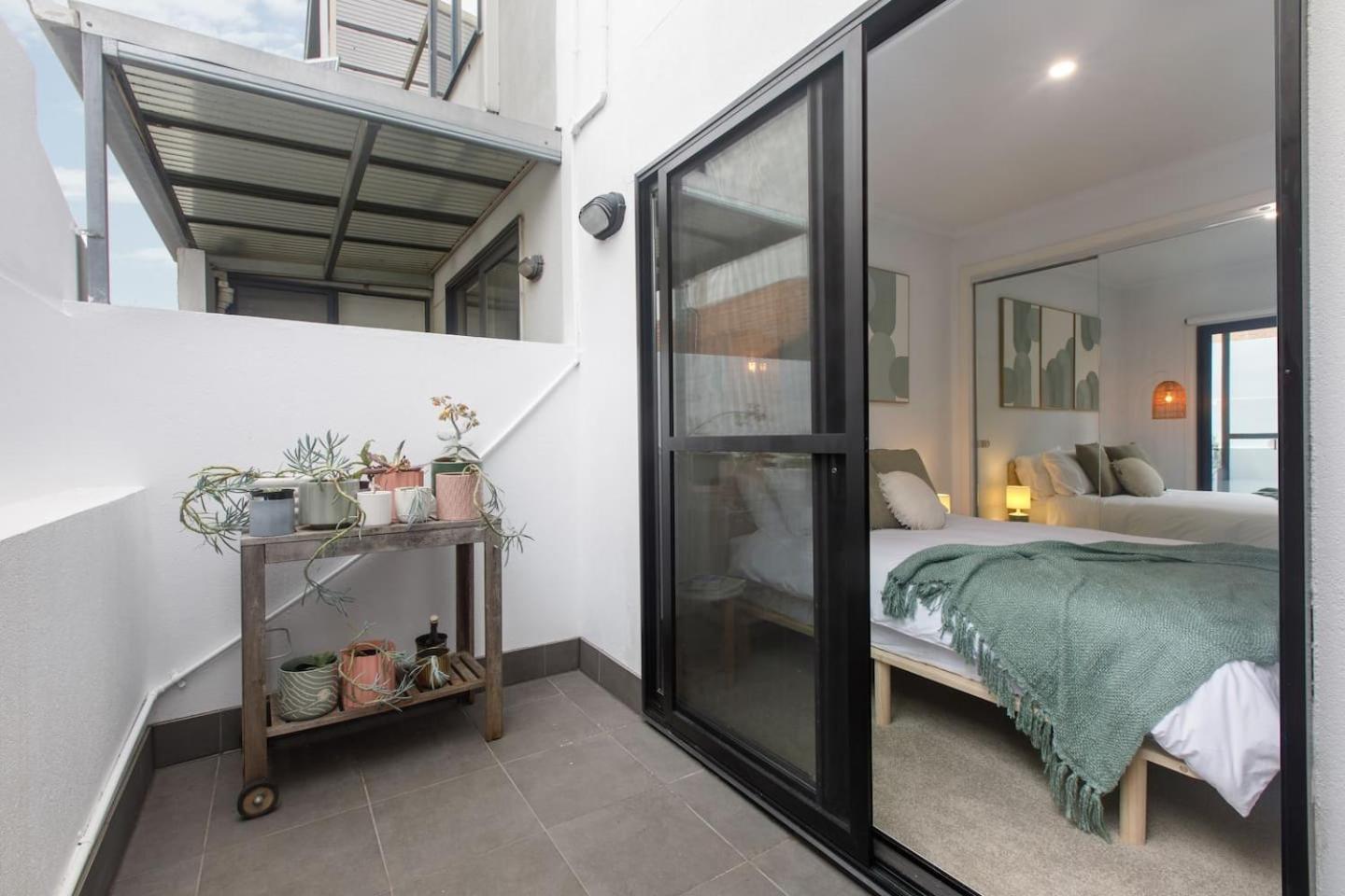 Apartment 'laidback Lygon' A Two-storey Inner-city Oasis Melbourne
