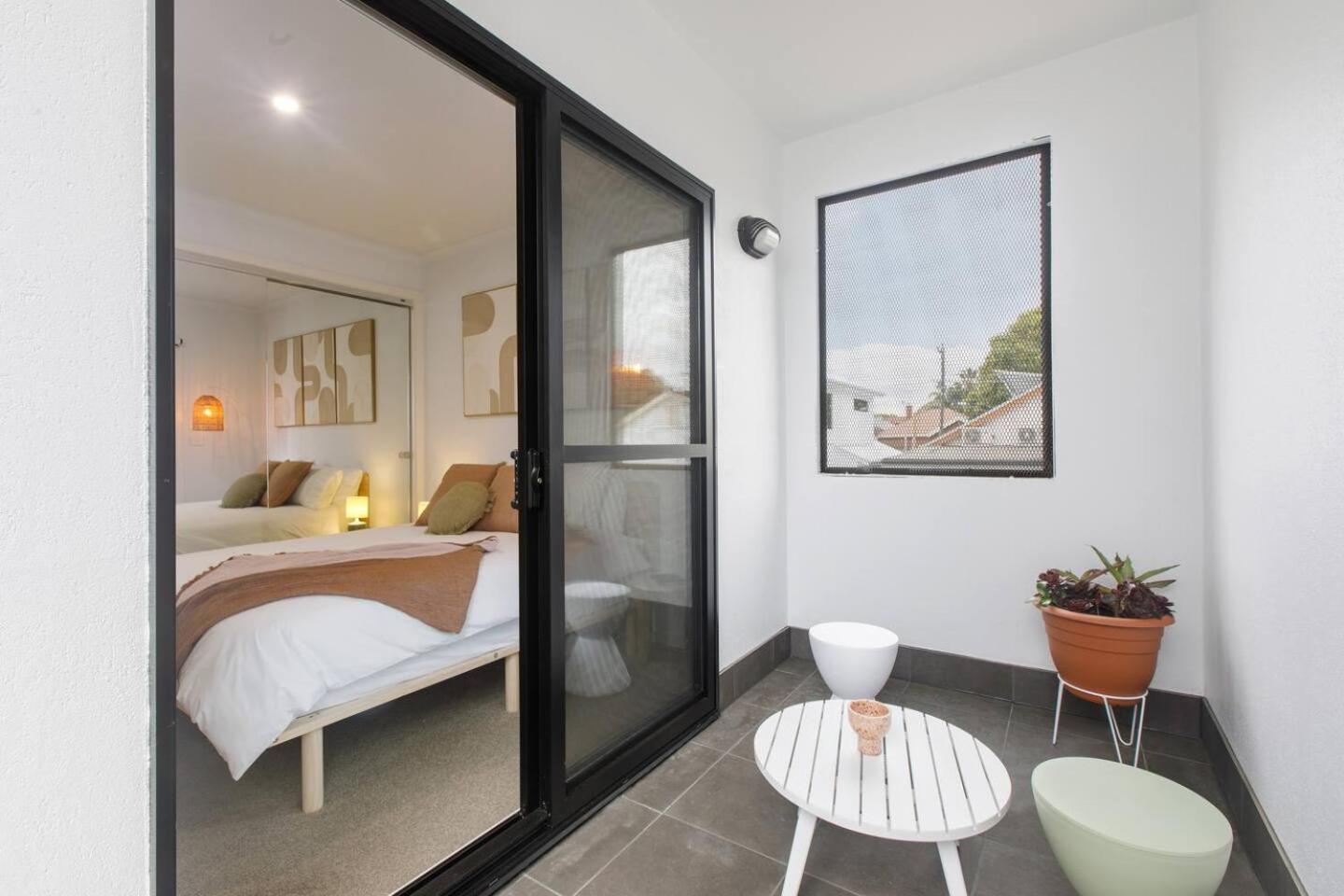 Apartment 'laidback Lygon' A Two-storey Inner-city Oasis *