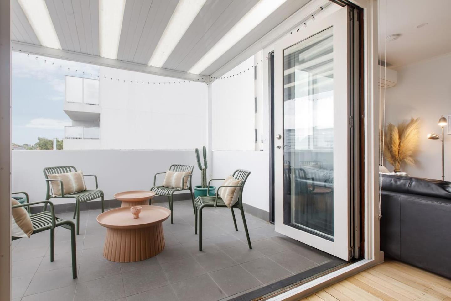 'laidback Lygon' A Two-storey Inner-city Oasis *